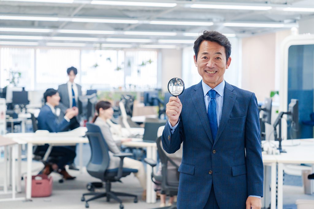 オフィスにいる男性